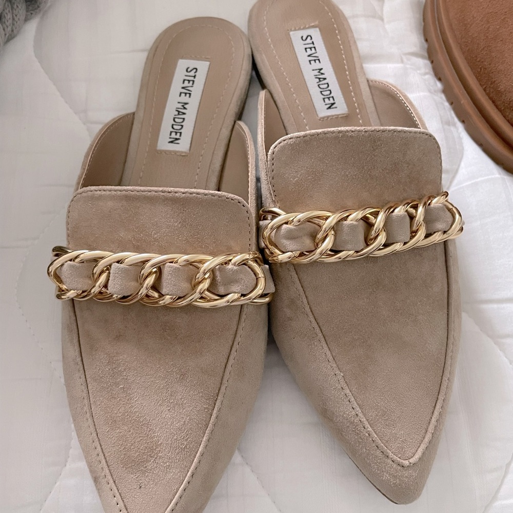 Steve Madden Tan Mules W/Gold Chain